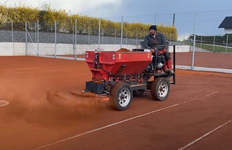 Wie man einen Tennisplatz richtig auswintert